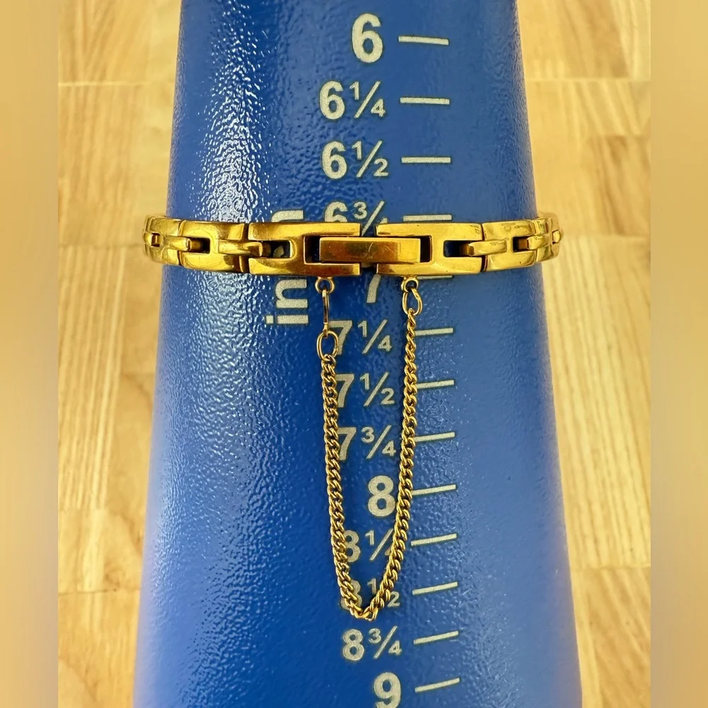 Lemann for black hills gold ladies black dial gold tone watch NEW BATTERY